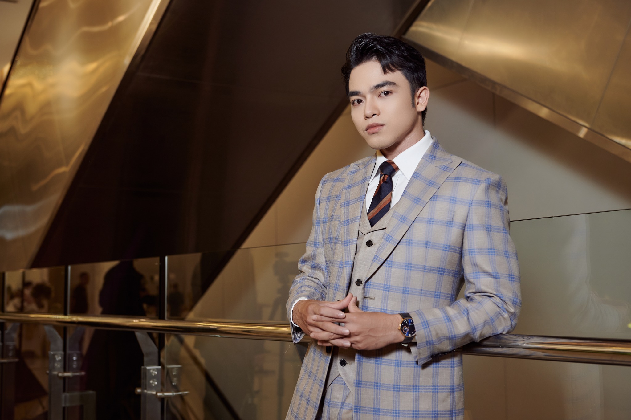 MC Hải Triều trong trang phục suit hiện đại của Mon Amie